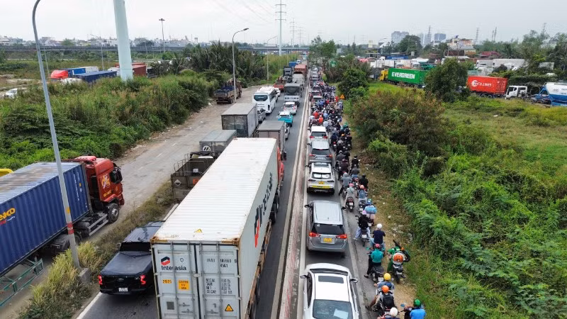 Sáng 11/2 (24 tháng chạp), cửa ngõ phía đông Thành phố Hồ Chí Minh ùn ứ nghiêm trọng vì người dân bắt đầu về quê đón Tết Bính Ngọ. (Ảnh: VÕ LÊ)