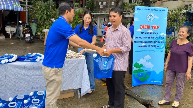 Công ty Cổ phần Cấp nước Gia Định cùng người dân diễn tập cấp nước an toàn nhằm ứng phó sự cố bể ống cấp nước tại lô I, II cư xá Thanh Đá, phường Bình Quới. (Ảnh: QUÝ HIỀN)