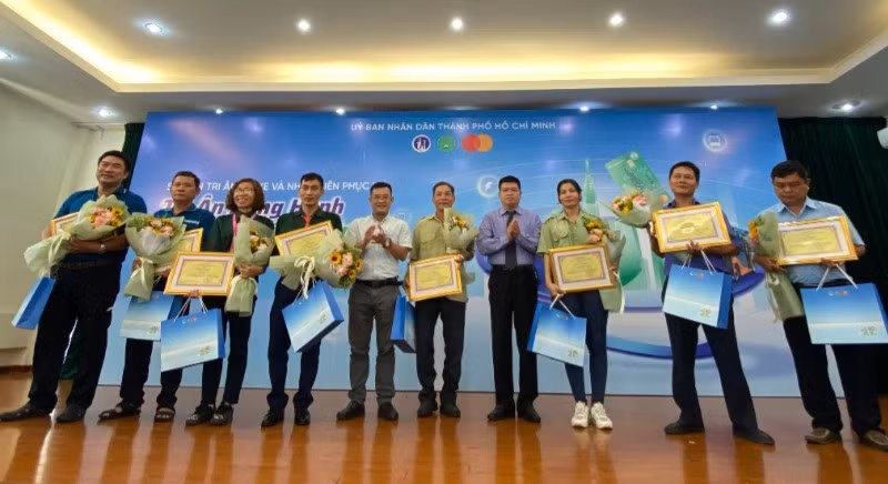 Sở Xây dựng Thành phố Hồ Chí Minh cùng Trung tâm Quản lý Giao thông công cộng vinh danh 30 cá nhân tiêu biểu là lái xe và nhân viên phục vụ xe buýt. (Ảnh: QUÝ HIỀN)