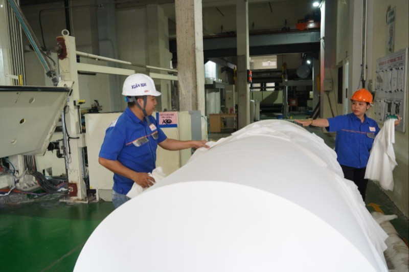 Sản xuất "sạch hơn", giảm phát thải tại Công ty TNHH giấy Xuân Mai, Khu công nghiệp Hiệp Phước. (Ảnh: THẾ ANH) anh-1-netzero-6688.jpg