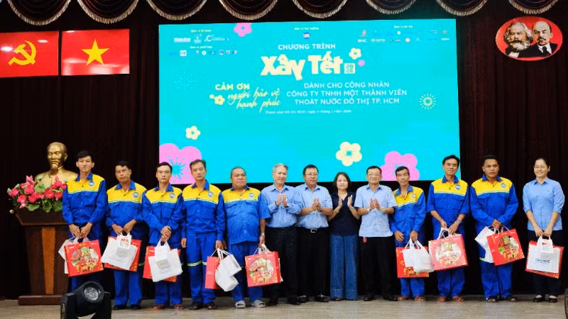 Công nhân Công ty Trách nhiệm hữu hạn Một thành viên Thoát nước đô thị Thành phố Hồ Chí Minh nhận quà, thăm hỏi tại Chương trình "Xây Tết 2026" sáng 5/1. (Ảnh: THẾ ANH)
