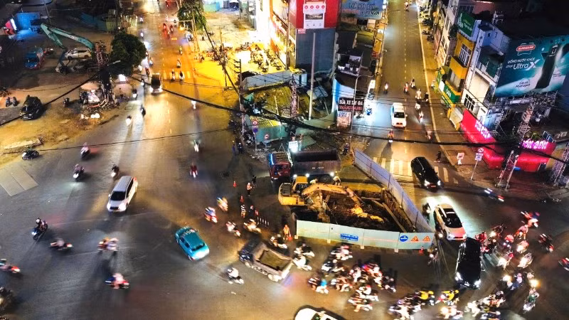 Tuyến Metro số 2 (Bến Thành-Tham Lương) dài hơn 11km kết nối khu trung tâm về cửa ngõ phía Tây Bắc đang được tăng tốc di dời hạ tầng kỹ thuật. (Ảnh: THẾ ANH)