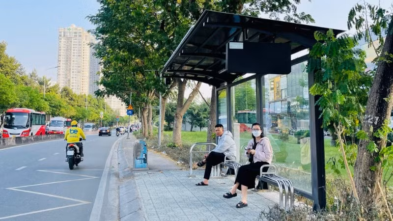 Một nhà chờ xe buýt mới được lắp đặt trên trục đường Nguyễn Hữu Thọ, xã Nhà Bè. (Ảnh: QUÝ HIỀN)