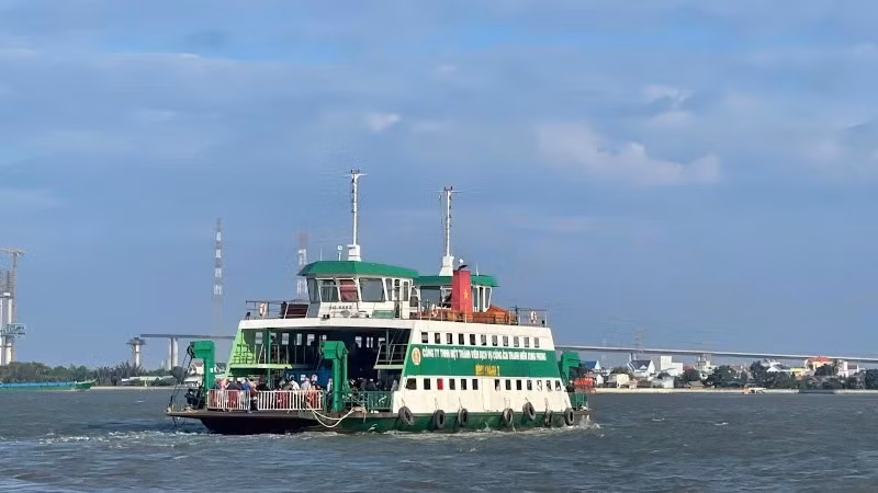 Tuyến phà Bình Khánh, phương tiện kết nối chủ yếu giữa nội đô Thành phố Hồ Chí Minh và khu vực biển Cần Giờ, chỉ có 5 chiếc phà hoạt động, do đó gây ùn ứ hành khách và giao thông. (Ảnh: QUÝ HIỀN)