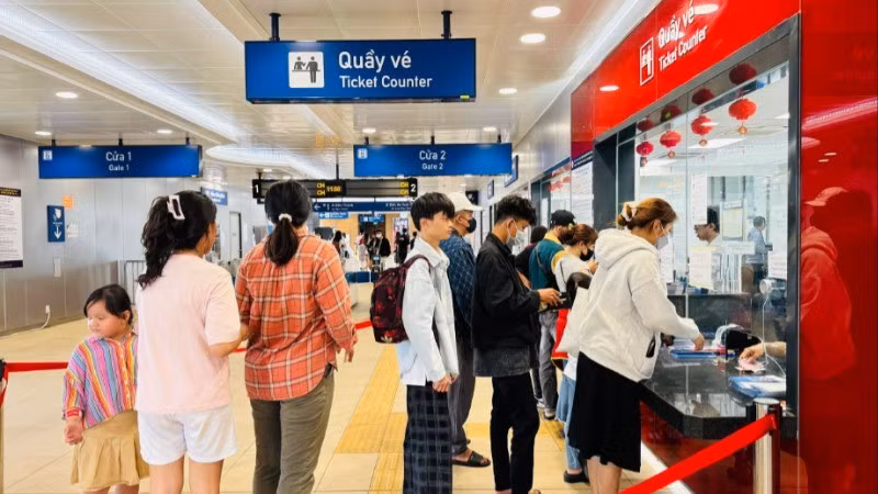 Hành khách mua vé đi tuyến Metro số 1 Bến Thành-Suối Tiên. (Ảnh: QUÝ HIỀN)