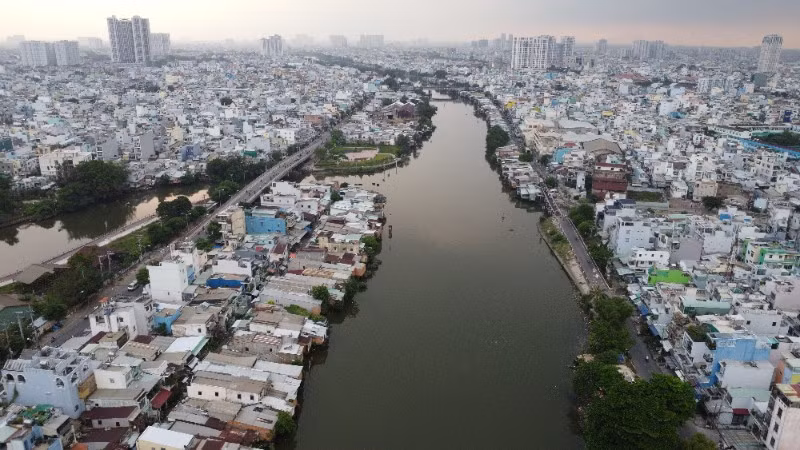 Thành phố Hồ Chí Minh ưu tiên nguồn vốn ngân sách để thực hiện dự án chỉnh trang, cải tạo bờ bắc kênh Đôi. (Ảnh: THẾ ANH)