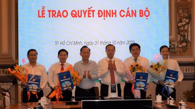 Phó Chủ tịch Thường trực Ủy ban nhân dân Thành phố Hồ Chí Minh Nguyễn Văn Thọ trao quyết định cho cán bộ lãnh đạo Trung tâm Phát triển quỹ đất Thành phố Hồ Chí Minh. (Ảnh: ANH THƯ)