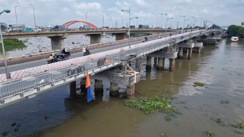 Thi công nâng tĩnh không cầu Bình Triệu, sớm thông xe, giảm ùn tắc cho cửa ngõ phía đông của Thành phố Hồ Chí Minh trong tháng 11 tới. (Ảnh: THẾ ANH)