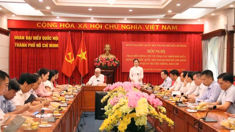 Đoàn đại biểu Quốc hội Thành phố Hồ Chí Minh trao đổi thông tin về công tác phối hợp giữa Đoàn đại biểu Quốc hội Thành phố Hồ Chí Minh với cơ quan truyền thông, báo chí. (Ảnh: QUÝ HIỀN)