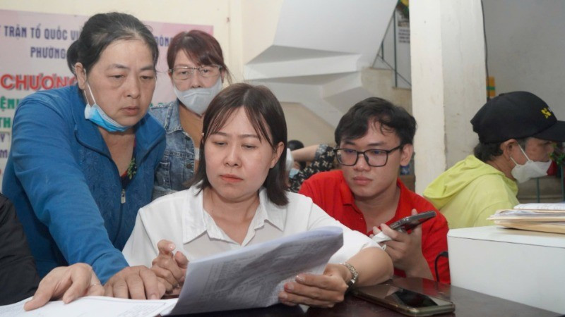 Bồi thường cho các hộ dân thuộc dự án cải tạo bờ bắc kênh Đôi. (Ảnh: THẾ ANH) chi-tra-den-du-quan-8-9895.jpg