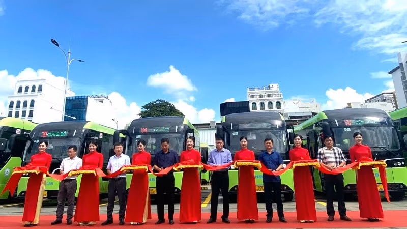 VinBus công bố chuyển đổi toàn bộ 169 xe buýt thuộc 9 tuyến gồm 32, 38, 45, 53, 64, 93, 127, 140, 148 tại Thành phố Hồ Chí Minh sang điện, sáng 27/2. (Ảnh: QUÝ HIỀN)