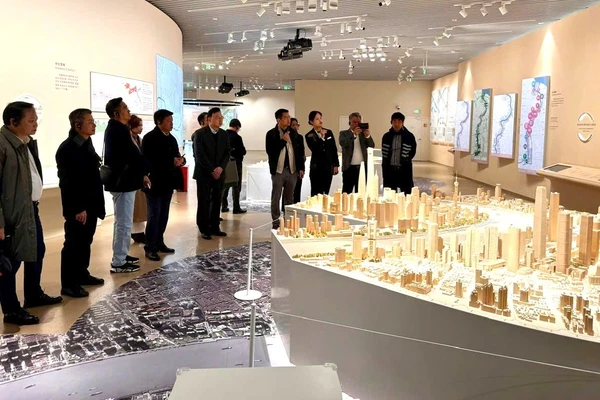 Đoàn công tác thành phố Hà Nội tham quan Trung tâm Triển lãm quy hoạch đô thị Thượng Hải.