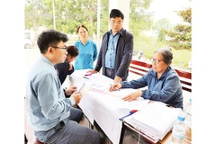 Cán bộ Trung tâm Phát triển quỹ đất Phú Thọ tư vấn, giải thích cho người dân.