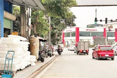 Hàng hóa của hộ kinh doanh chất trên vỉa hè tiềm ẩn nguy cơ hỏa hoạn ở xã Như Quỳnh, tỉnh Hưng Yên.