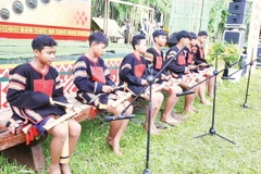 Các thiếu niên người Ê Đê ở Đắk Lắk biểu diễn diễn tấu Ching kram.