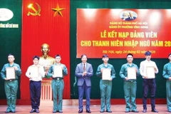 Lãnh đạo phường Vĩnh Hưng trao quyết định kết nạp Đảng cho bảy quần chúng ưu tú là tân binh nhập ngũ năm 2026.