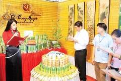 Hợp tác xã sản xuất, kinh doanh và dịch vụ tổng hợp Bình Thuận giới thiệu các sản phẩm chè tại Hội chợ xúc tiến thương mại. (Ảnh PHAN TRANG);