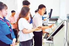 Sinh viên đồng hành cùng Ủy ban nhân dân phường Sài Gòn hỗ trợ người dân, doanh nghiệp trong thực hiện thủ tục hành chính.