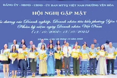 Phường Yên Hòa biểu dương khen thưởng 25 doanh nghiệp, doanh nhân tiêu biểu nhân kỷ niệm Ngày Doanh nhân Việt Nam 13/10.