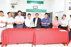 Phòng giao dịch Ngân hàng Chính sách xã hội Cư M’gar ký kết hợp đồng tín dụng và giải ngân vốn vay theo Quyết định số 29/2025/QĐ-TTg cho hộ ông Vũ Lê Mai ở tổ dân phố 8, xã Quảng Phú.