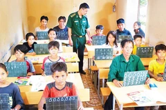 Bộ đội Biên phòng tỉnh Gia Lai mở lớp học xóa mù chữ cho người dân.