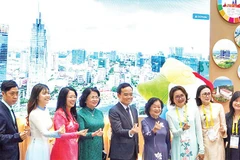 Các đại biểu chụp ảnh lưu niệm Hội chợ du lịch quốc tế Thành phố Hồ Chí Minh năm 2025.