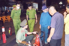 Hướng dẫn kiến thức phòng chống cháy nổ, sử dụng phương tiện chữa cháy tổ liên gia. (Ảnh HOÀNG PHÚC THẮNG)