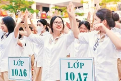 Học sinh lớp 10 Trường THPT Mỹ Đình háo hức trong ngày khai giảng năm học 2025-2026.