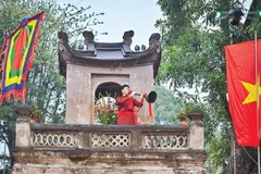 Tiếng loa thông báo mở cổng Ô Quan Chưởng vang lên.