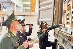 Các lực lượng chức năng ở Cửa khẩu quốc tế Cầu Treo kiểm tra hàng hóa thông quan.