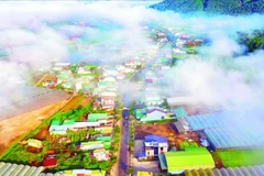 Vùng nông thôn Đơn Dương, với những ngôi nhà khang trang và những khu sản xuất nông nghiệp công nghệ cao thấp thoáng trong sương sớm.