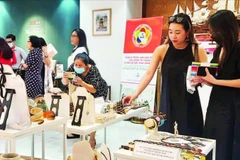 Doanh nghiệp Thành phố Hồ Chí Minh trưng bày sản phẩm tại Showroom Trung tâm Xúc tiến Thương mại và Đầu tư Thành phố. (Ảnh CAO TÂN)