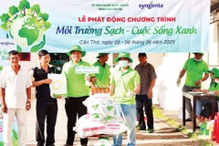 Nông dân Cần Thơ thu gom vỏ chai, bao bì thuốc đã sử dụng tham gia chương trình “Đổi rác lấy quà”.