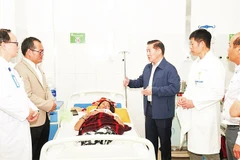 Đoàn bác sĩ của Bệnh viện Bình Dân khảo sát thực tế, trao đổi chuyên môn và thăm hỏi tình hình các bệnh nhân đang điều trị tại Khoa Ngoại thận-Tiết niệu, Bệnh viện đa khoa vùng Tây Nguyên.