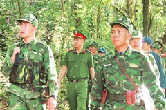 Cán bộ, chiến sĩ Đồn Biên phòng Ia Púch tuần tra, kiểm soát khu vực biên giới.