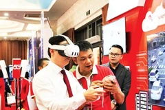 Lãnh đạo Ủy ban Mặt trận Tổ quốc tỉnh trải nghiệm công nghệ thực tế ảo. (Ảnh HOÀNG VƯƠNG)