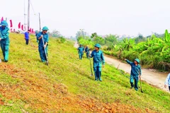 Văn phòng Ban Chỉ huy Phòng, chống thiên tai và Tìm kiếm cứu nạn thành phố Hà Nội phối hợp huyện Ba Vì diễn tập bảo vệ đê điều. (Ảnh KIM NHUỆ)