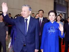 Tổng Bí thư, Chủ tịch nước Tô Lâm cùng Phu nhân tại ga Nam Ninh Đông, Thành phố Nam Ninh (Trung Quốc). (Ảnh: Thống Nhất -TTXVN)