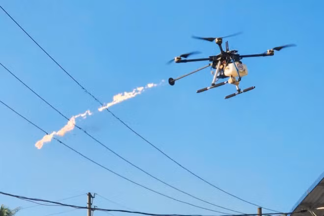 Ứng dụng UAV gắn vòi phun lửa xử lý các mối nguy đe dọa sự cố đường dây, nâng cao an toàn và hiệu quả vận hành lưới điện.