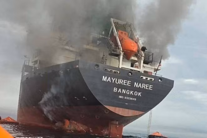 Tàu chở hàng Mayuree Naree treo cờ Thái Lan bị tấn công và bốc cháy tại eo biển Hormuz ngày 11/3/2026. (Ảnh: THX/TTXVN).