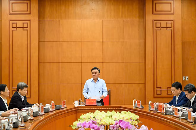 Thường trực Ban Bí thư Trần Cẩm Tú chủ trì cuộc họp Ban Chỉ đạo xây dựng Đề án Tổng kết 20 năm thực hiện Nghị quyết Trung ương 3, khóa X. (Ảnh: DUY LINH) 
