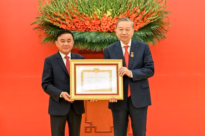 Thường trực Ban Bí thư Trần Cẩm Tú trao Huy hiệu 45 năm tuổi đảng tặng đồng chí Tô Lâm, Tổng Bí thư Ban Chấp hành Trung ương Đảng Cộng sản Việt Nam. (Ảnh: DUY LINH)