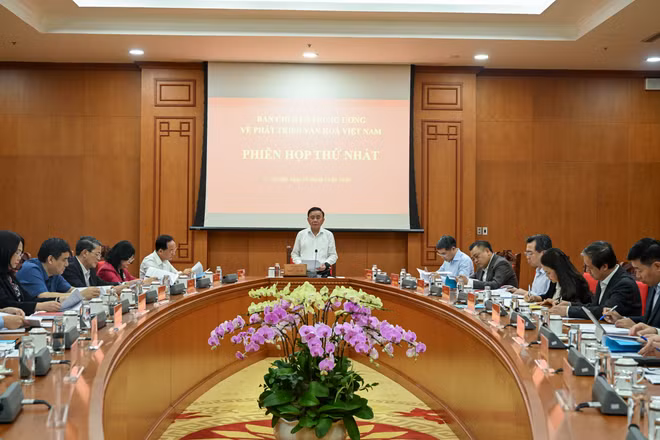 Thường trực Ban Bí thư Trần Cẩm Tú, Trưởng Ban Chỉ đạo chủ trì phiên họp thứ nhất Ban Chỉ đạo Trung ương về phát triển văn hóa Việt Nam. (Ảnh: DUY LINH)
