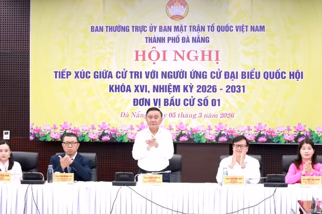 Đồng chí Trần Cẩm Tú, Ủy viên Bộ Chính trị, Thường trực Ban Bí thư, Bí thư Đảng ủy các cơ quan Đảng Trung ương và các ứng cử viên dự hội nghị tại điểm cầu Ủy ban nhân dân thành phố Đà Nẵng.