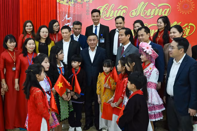 Thường trực Ban Bí thư Trần Cẩm Tú thăm, chúc Tết và tặng quà tại Trung tâm công tác xã hội và Bảo trợ xã hội số 1 tỉnh Lào Cai. (Ảnh: DUY LINH)