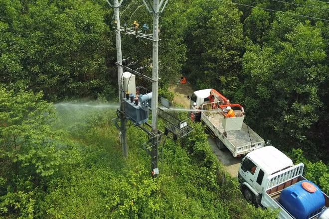Công nhân Điện lực miền Bắc thực hiện bảo dưỡng hệ thống điện định kỳ. 