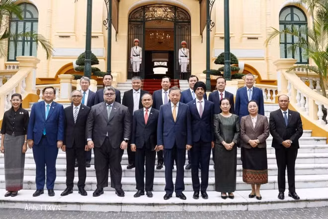 Tổng Bí thư, Chủ tịch nước Tô Lâm và Đại sứ, Đại biện các nước ASEAN tại Hà Nội. (Ảnh: TTXVN)