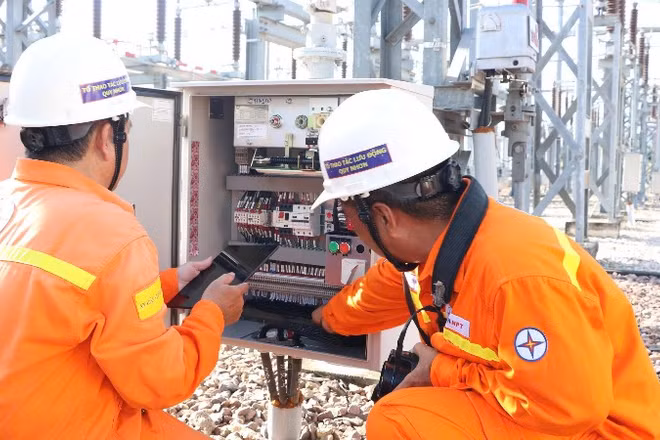Nhân viên vận hành kiểm tra thiết bị tại Trạm biến áp 220kV Quy Nhơn.