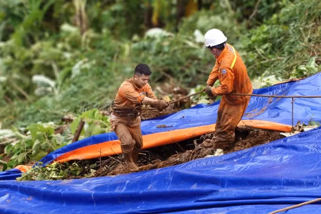 Mưa lũ khiến gia tăng nguy cơ lũ quét, xói lở chân móng cột, sạt trượt ta-luy tại cột điện. 