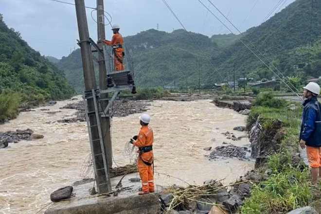 Sáng 6/7, nhân viên Công ty Điện lực Sơn La vẫn đang nỗ lực tiếp cận những vị trí rất khó khăn để khắc phục hệ thống lưới điện.
